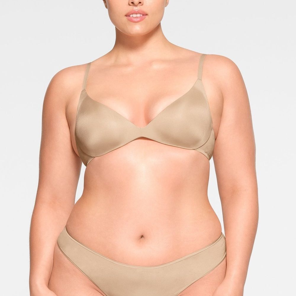 Skims wireless Form Super push up bra size 38C color Sand‎ NWT in packaging